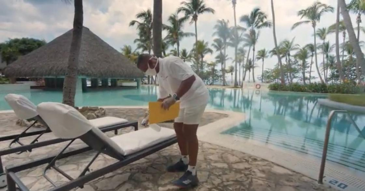 Un trabajador de un hotel desinfecta una piscina © Captura de video de YouTube