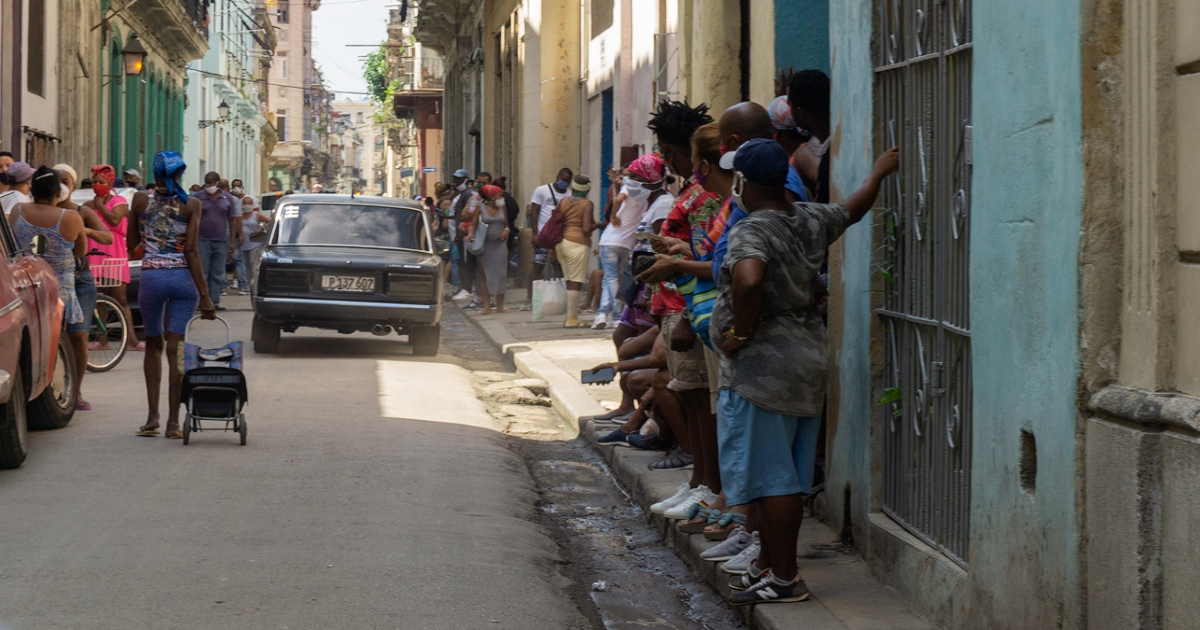 Cola en La Habana, Cuba. (imagen de archivo) © CiberCuba