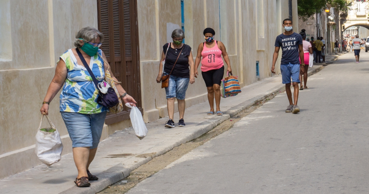 Cubanos con nasobucos en La Habana © CiberCuba