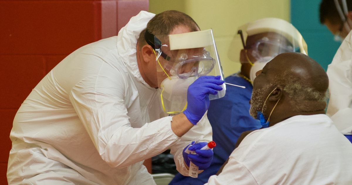 Médicos hacen pruebas de COVID-19 en Florida. (imagen de referencia) © Flickr / The National Guard - Sgt. Michael Baltz