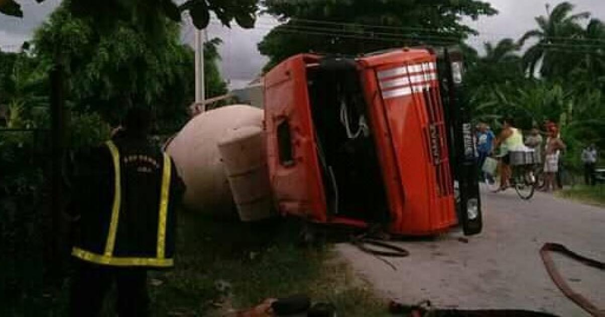 Vehículo volqueado en la carretera. © Radio Granma Manzanillo/ Facebook