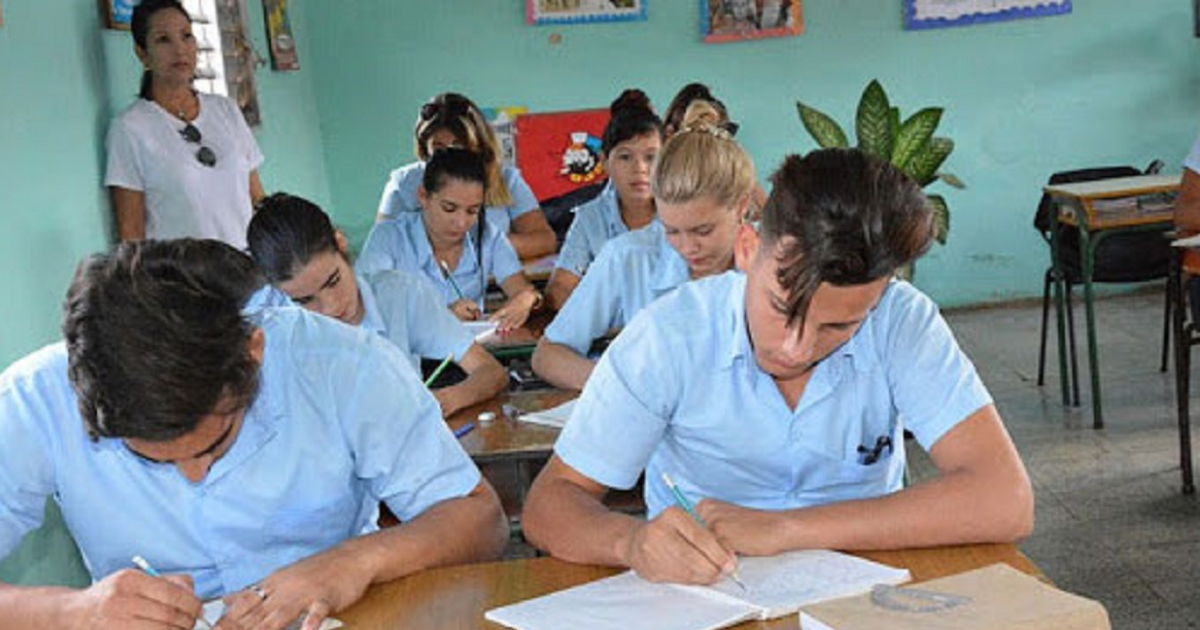Estudiantes de preuniversitario en Cuba © Invasor