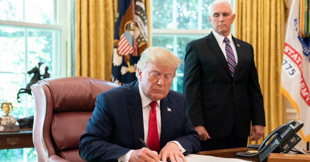 Trump firmando un decreto © Flickr / The White House