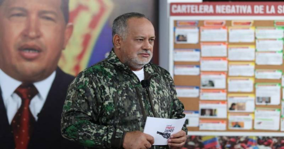 Diosdado Cabello en su programa 'Con el mazo dando' y una foto de Chávez. © Twitter / Con el mazo dando