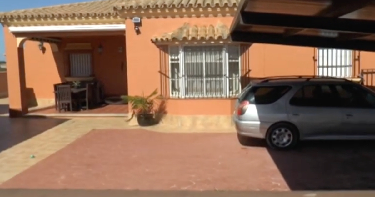 Casa donde la cubana mantenía secuestrados a los ancianos © Captura de pantalla de YouTube / 8tv Chiclana