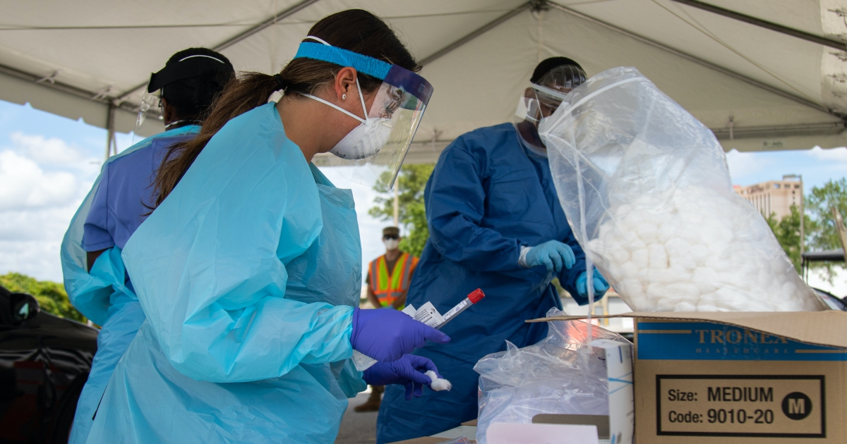 Médicos hacen pruebas de COVID-19 en Florida. (imagen de archivo) © Flickr / The National Guard - Orion Oettel