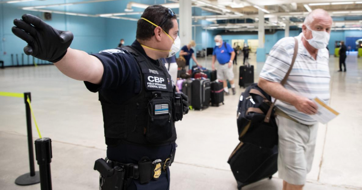 Agente de aduanas de EE.UU. señala el camino a un viajero (Imagen referencial) © Flickr/ U.S. Customs and Border Protection