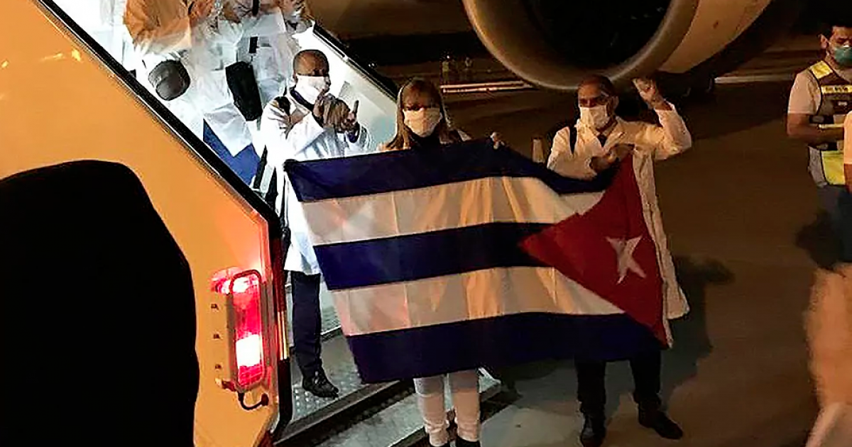Médicos cubanos llegando a misión en Kuwait © ACN