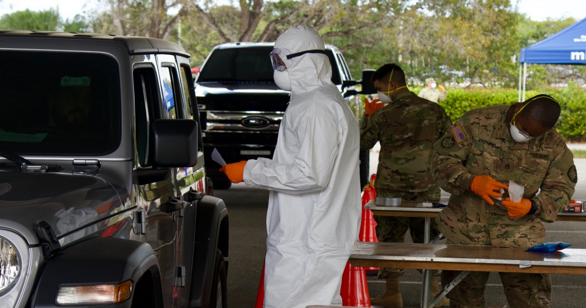 Médicos y militares hacen pruebas de COVID-19 en Florida. (imagen de archivo) © Flickr / The National Guard