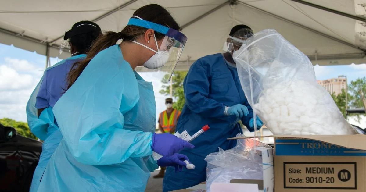 Médicos realizan exámenes de COVID-19 en Florida (imagen de referencia) © Flickr / The National Guard - Orion Oettel