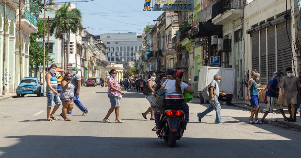 Cubanos con mascarillas en La Habana. (imagen de referencia) © CiberCuba