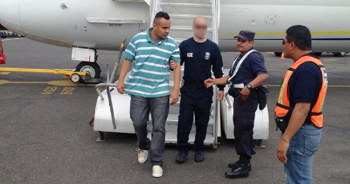 ICE deportando a un salvadoreño con varios antecedentes criminales en 2013. © Twitter / ICE