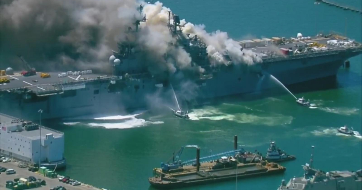 USS Bonhomme Richard arde en la base naval de San Diego © Twitter / @jbersa1