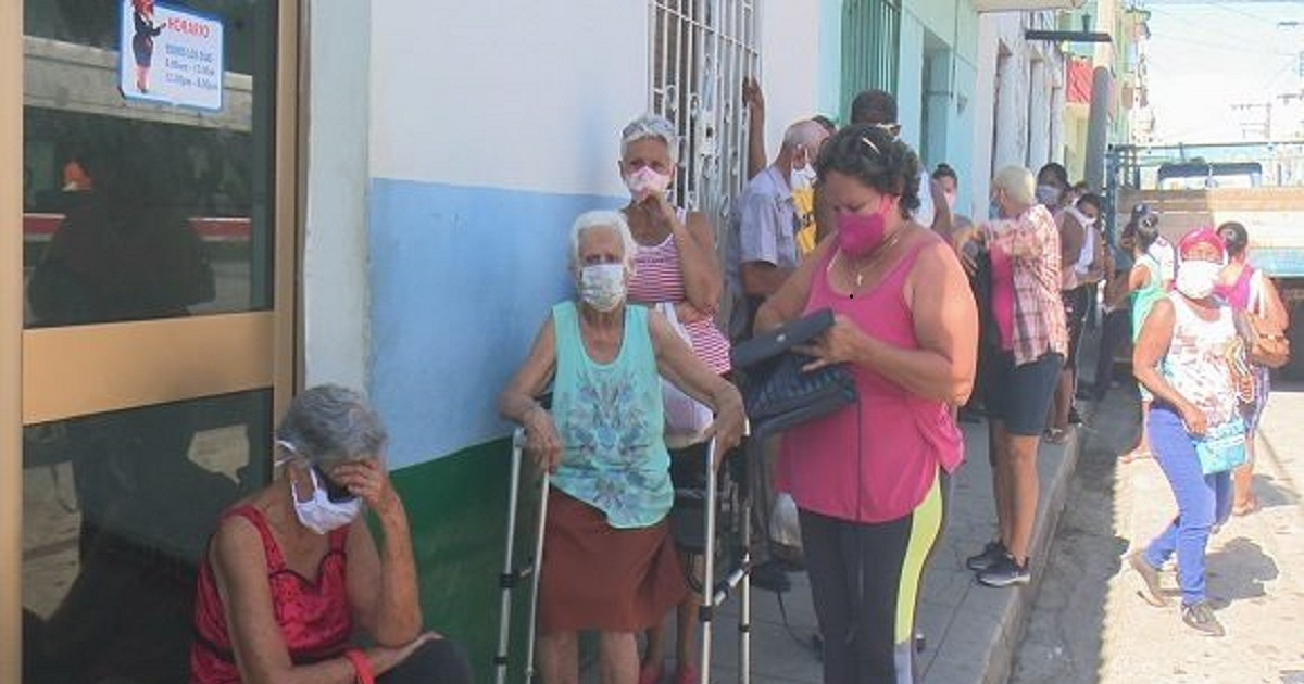 Una cola para comprar en Santa Clara, en la que se ven varios ancianos, un sector vulnerable a las complicaciones de salud por coronavirus. © Cubadebate