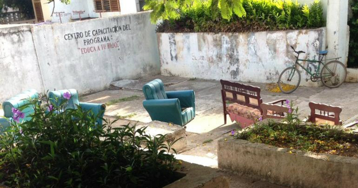 Muebles fuera de los salones por tener chinches, Círculo Infantil © CiberCuba