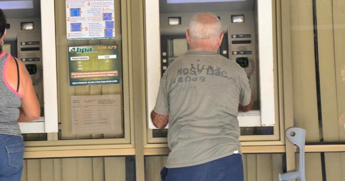 Anciano cobrando en un cajero automático en Sancti Spíritus. © Escambray