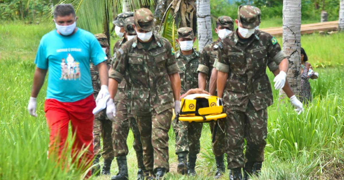 Militares trasladan a un paciente de COVID-19 en Brasil © Facebook/Ministerio de Saude