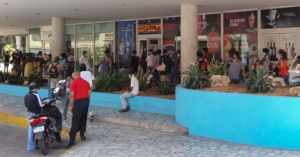 Cola en Licorera y tiendas del hotel Habana Libre (Imagen de referencia) © CiberCuba