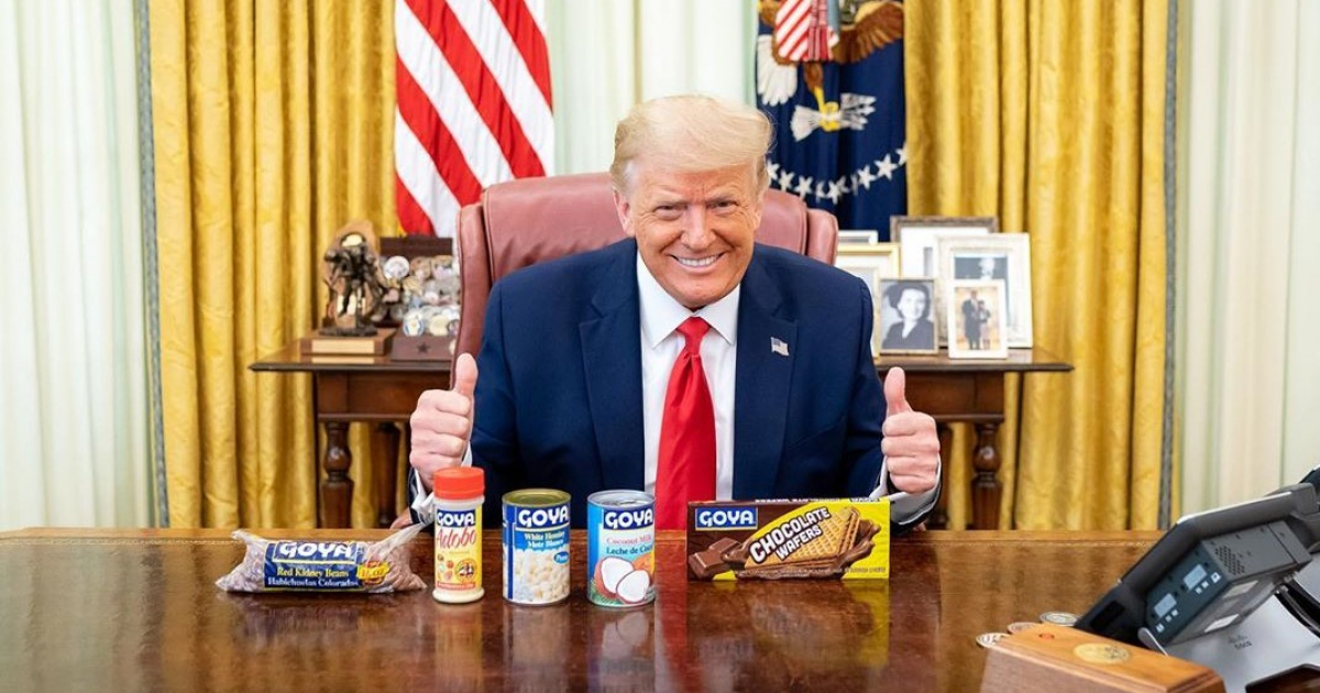 Donald Trump con productos de la compañía Goya Foods © Instagram / @realdonaldtrump