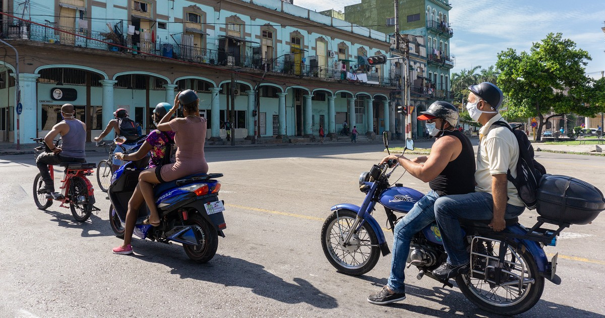 Cubanos en moto con nasobucos durante la pandemia. © CiberCuba