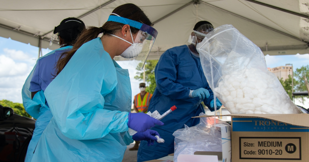 Médicos hacen pruebas de COVID-19 en Florida. (imagen de archivo) © Flickr / The National Guard - Orion Oettel