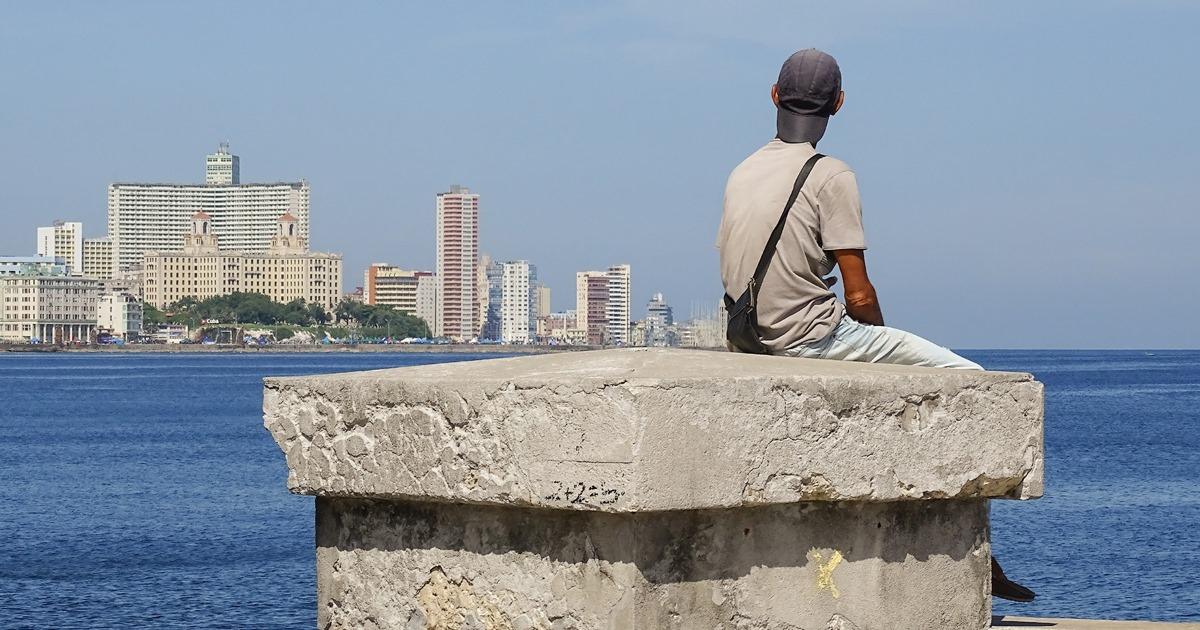 Joven cubano sentado en el Malecón, en una foto de archivo © CiberCuba