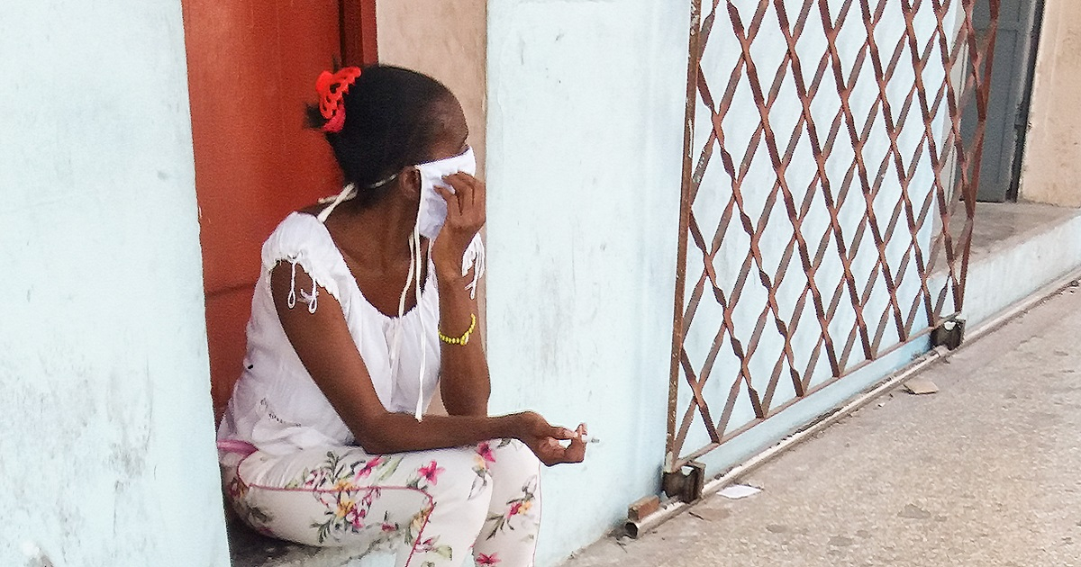 Mujer con mascarilla fumando en La Habana (imagen de referencia) © CiberCuba