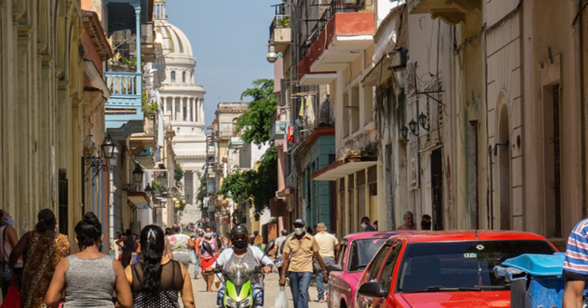 Cubanos en calle de La Habana. (imagen de archivo) © CiberCuba