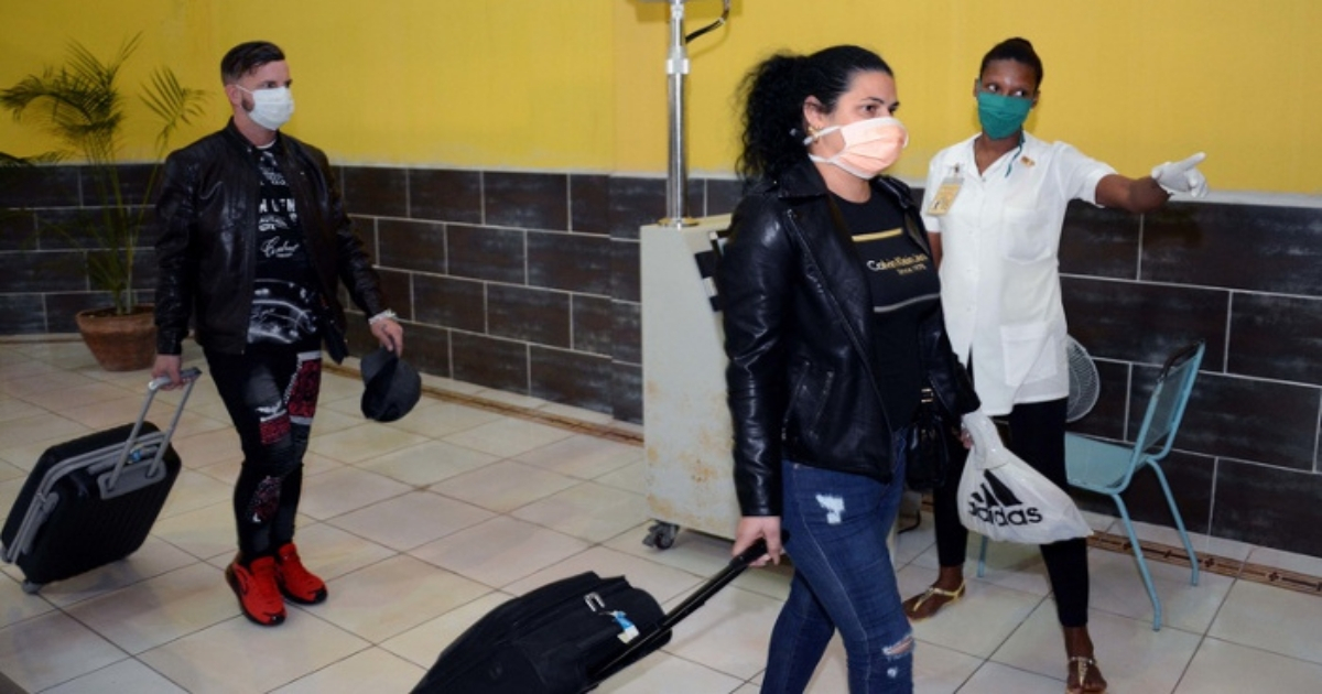 Cubanos en el Aeropuerto de Camagüey. (imagen de archivo) © Periódico Adelante