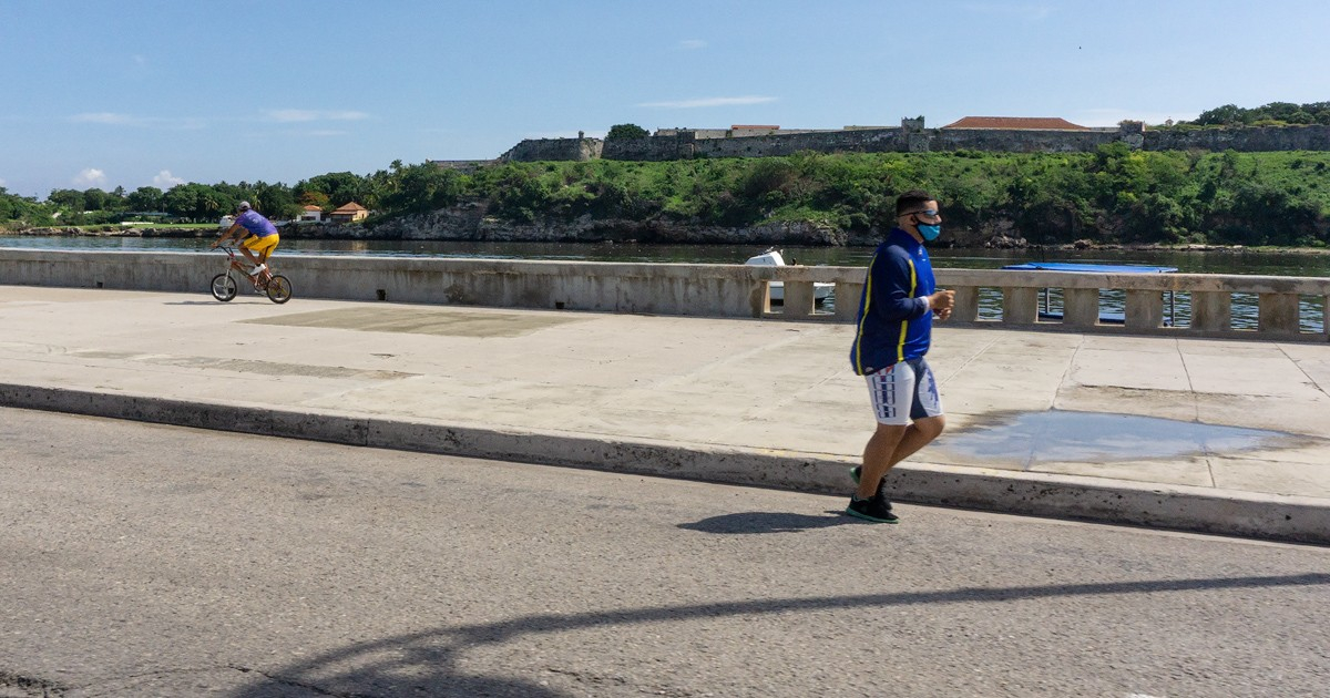 Hombre corriendo por el puerto en La Habana © CiberCuba