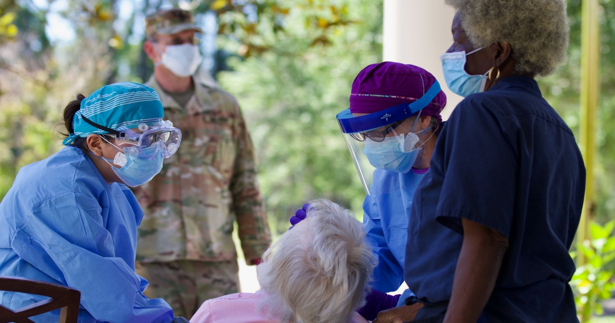 Médicos atienda a paciente de COVID-19 en Florida. (imagen de archivo) © Flickr / The National Guard - Michael Baltz