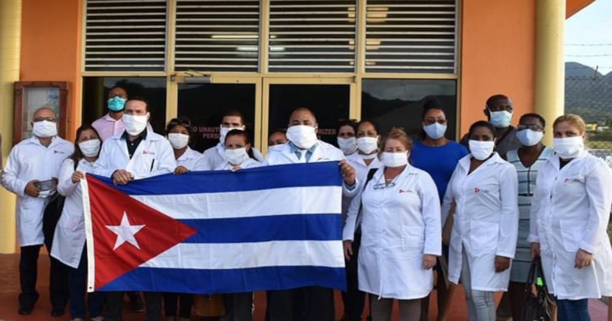 Médicos cubanos a su llegada a Montserrat. © Twitter / @UKinCuba