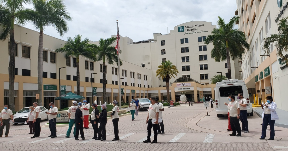 Personal sanitario frente a hospital South Miami. (imagen de archivo) © Facebook / South Miami Hospital