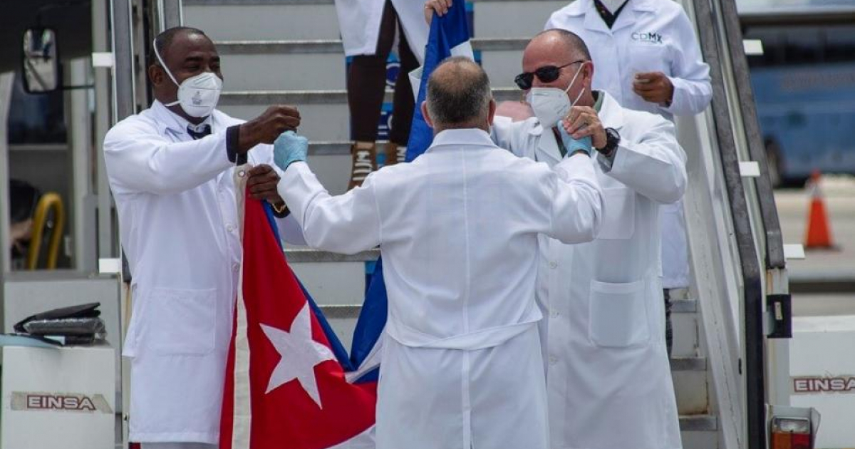 Médicos cubanos bajando del avión © ACN/ Ariel Ley 