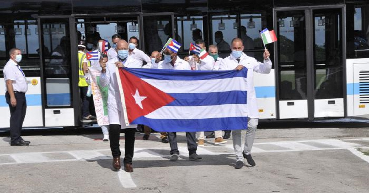 Médicos cubanos de la brigada Henry Reeve que laboró en Piamonte, Italia (imagen de referencia). © Granma