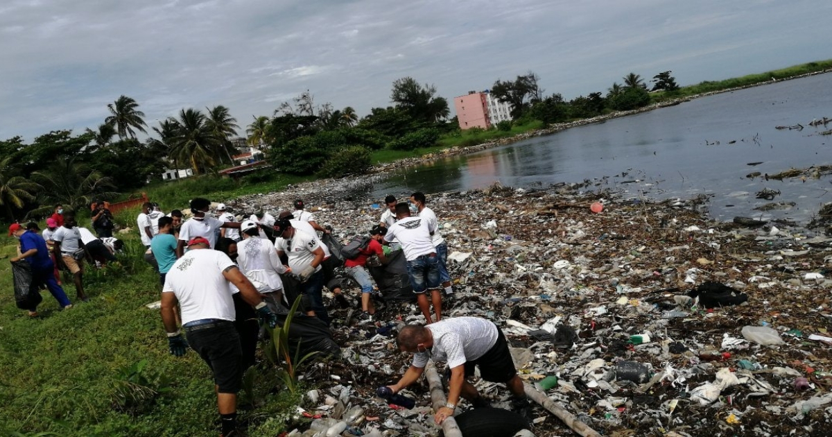 Integrantes del club Moto Eléctrica Cuba recogen basura del río Quibú. © Facebook / MOTO Eléctrica CUBA