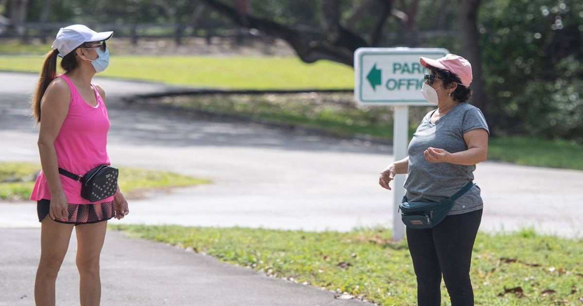 Personas mantienen la distancia social en un parque. (imagen de referencia) © Facebook / Miami-Dade County Government