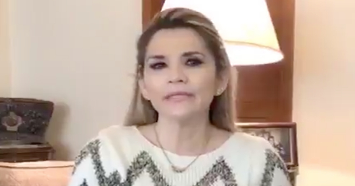 Jeanine Añez, en un video desde su casa. (imagen de referencia) © Captura de pantalla de Twitter de Jeanine Añez