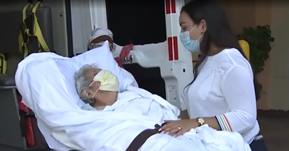 imagen de la anciana a la salida del hospital © Captura de video / WSVN