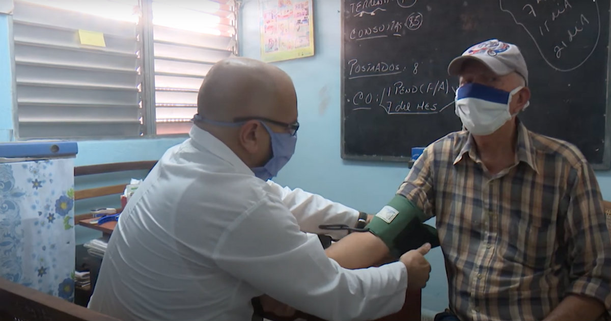 Un médico toma la presión a un paciente en Cuba, en una foto de archivo. © Adelante