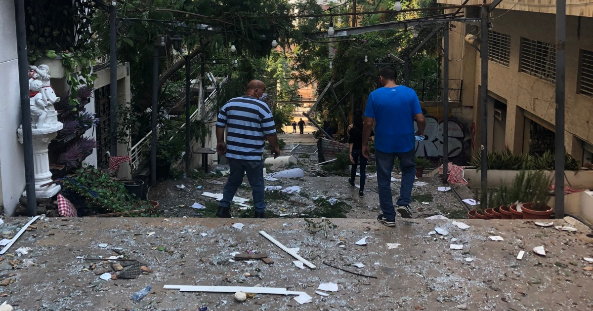 Vecinos en las calles destruidas de Beirut. © Twitter / Ghada Alsharif 