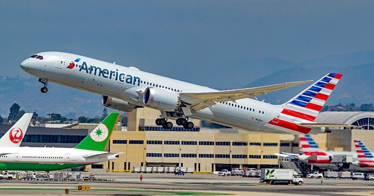 Avión de American Airlines en pleno despegue © Wikimedia Commons/ Tomás del Coro