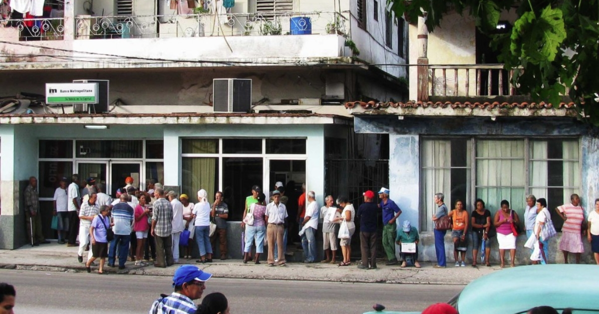Cola de jubilados cubanos para cobrar la chequera © Archivo Cubanet