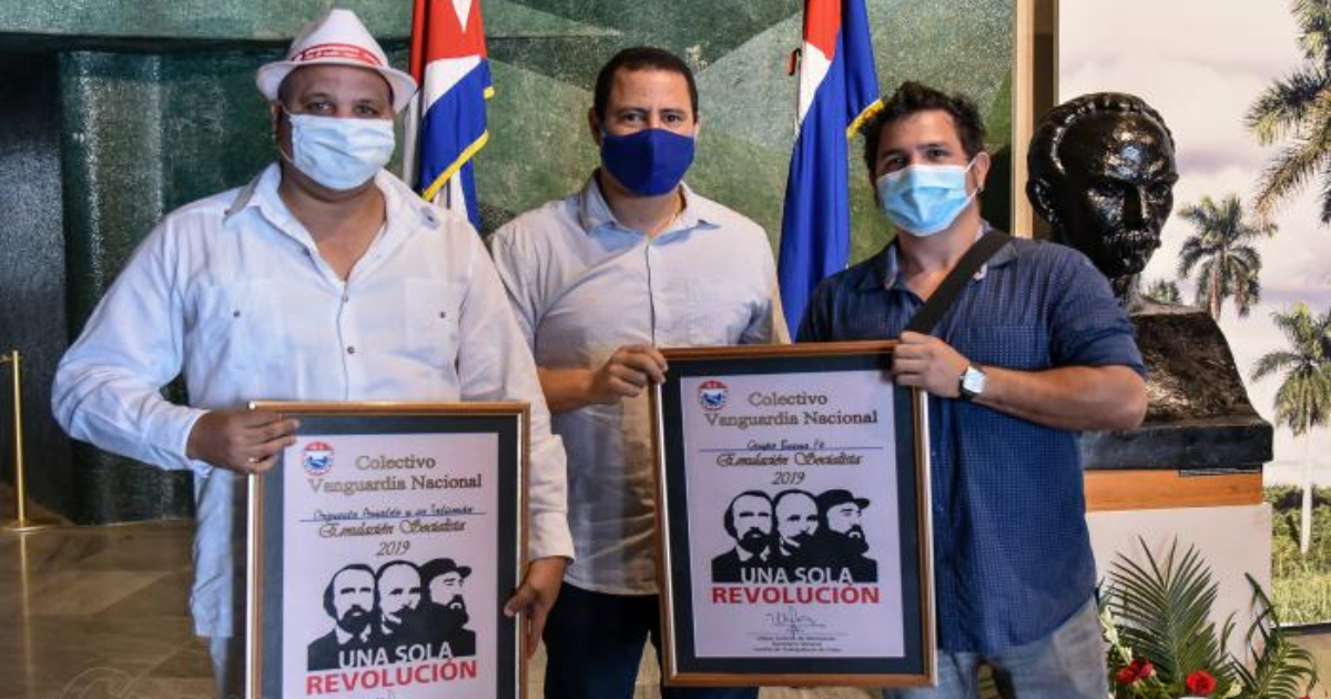 Arnaldo Rodríguez, Israel Rojas y Yoel Martínez con el premio del gobierno cubano. © Granma / Ariel Cecilio Lemus