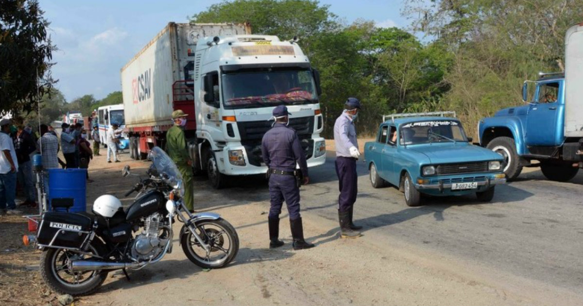 Control de carreteras en Cuba. © ACN / Miguel Rubiera Justiz