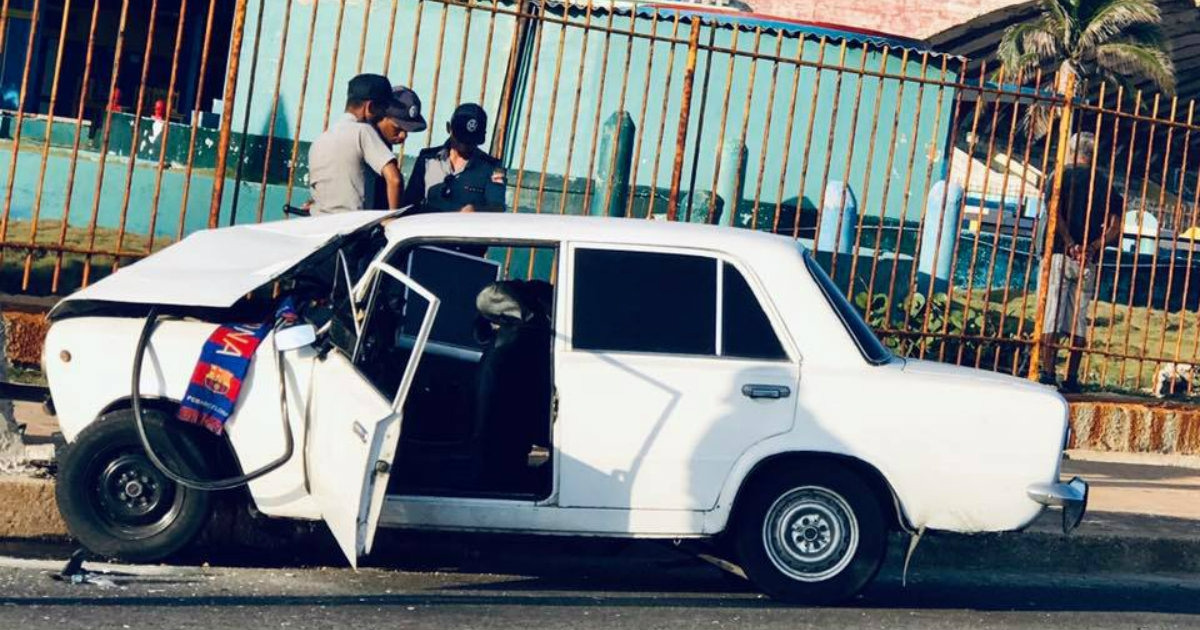 Imagen de un Lada accidentado, en una foto de archivo. © CiberCuba