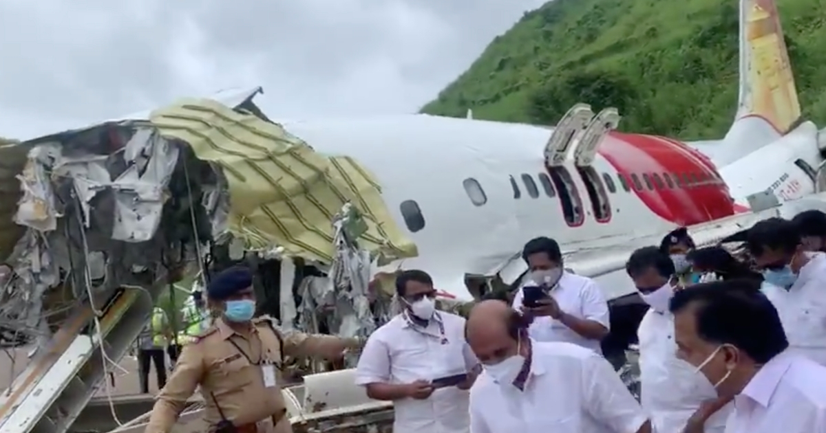 Autoridades de India visitan el avión siniestrado. (imagen de referencia) © Captura de pantalla de Twitter / Congress Kerala 