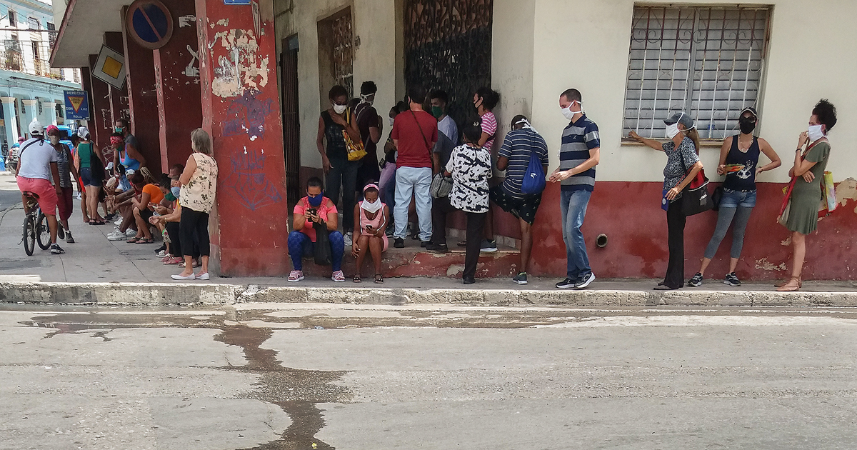 La escasez de productos de primera necesidad en Cuba provoca aglomeraciones y colas © CiberCuba