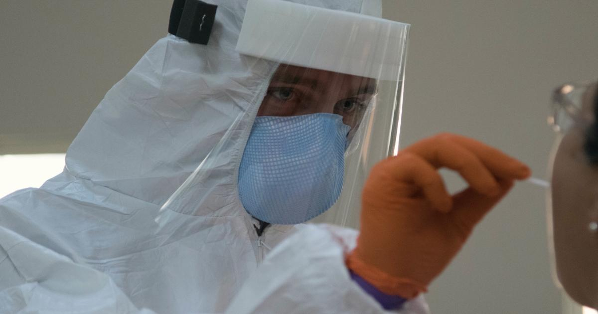 Personal sanitario aplica una prueba para diagnosticar el virus © Flickr/National Guard