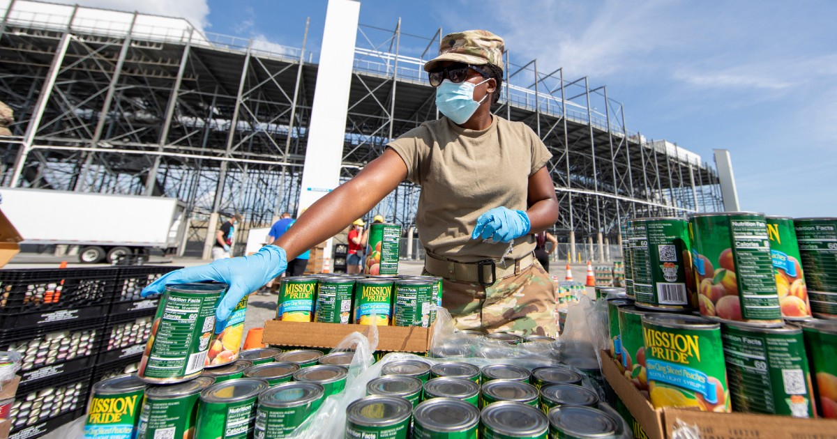 Voluntarios trabajan para proveer a bancos de alimentos durante pandemia de Covid en USA © Flickr / Delaware National Guard